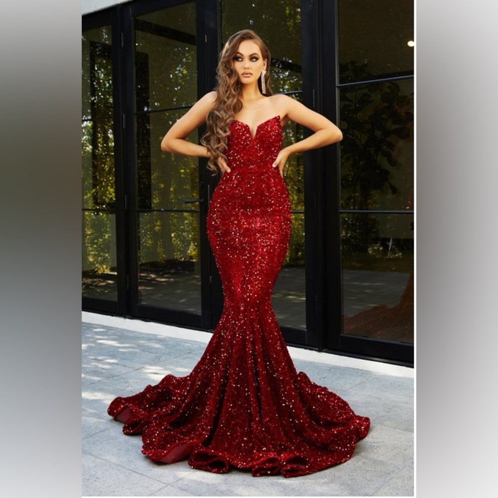 Stunning, unique, gorgeous, sexy, long, formal/black-tie/evening dress/gown.